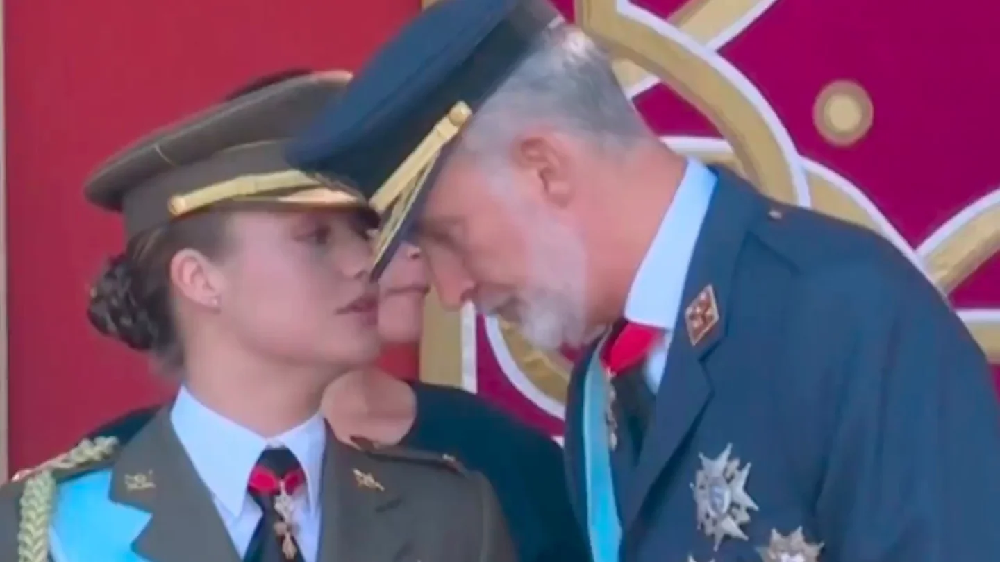 Así ha sido el momento en el que a la princesa Leonor se le ha caído el Toisón de Oro y Felipe VI le ha ayudado a colocárselo Así ha sido el momento en el que a la princesa Leonor se le ha caído el Toisón de Oro y Felipe VI le ha ayudado a colocárselo