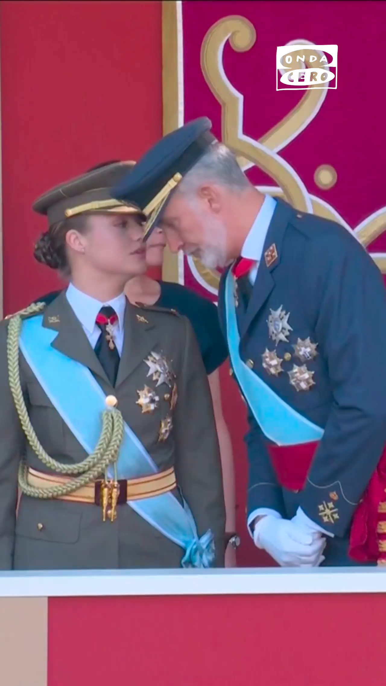 Así ha sido el momento en el que a la princesa Leonor se le ha caído el Toisón de Oro y Felipe VI le ha ayudado a colocárselo Así ha sido el momento en el que a la princesa Leonor se le ha caído el Toisón de Oro y Felipe VI le ha ayudado a colocárselo
