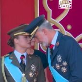 Así ha sido el momento en el que a la princesa Leonor se le ha caído el Toisón de Oro y Felipe VI le ha ayudado a colocárselo