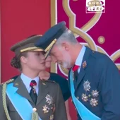 Así ha sido el momento en el que a la princesa Leonor se le ha caído el Toisón de Oro y Felipe VI le ha ayudado a colocárselo Así ha sido el momento en el que a la princesa Leonor se le ha caído el Toisón de Oro y Felipe VI le ha ayudado a colocárselo