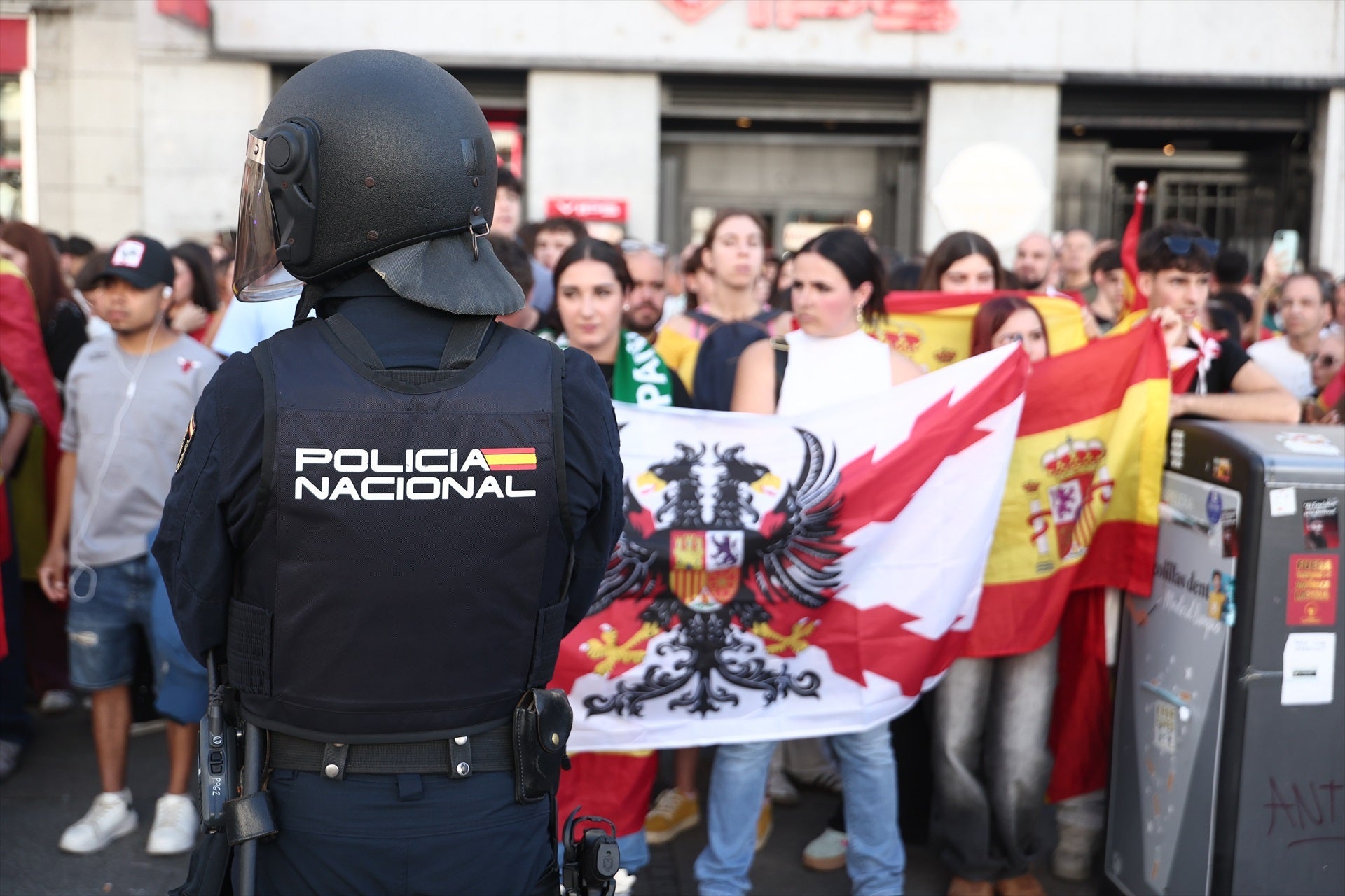 Tensión en la Puerta del Sol: manifestantes con banderas de España increpan a los acampados y la Policía tiene que intervenir Tensión en la Puerta del Sol: manifestantes con banderas de España increpan a los acampados y la Policía tiene que intervenir
