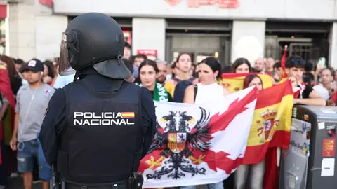 Varias personas con la bandera de España increpan a los acampados por la vivienda en la Puerta del Sol. Varias personas con la bandera de España increpan a los acampados por la vivienda en la Puerta del Sol.