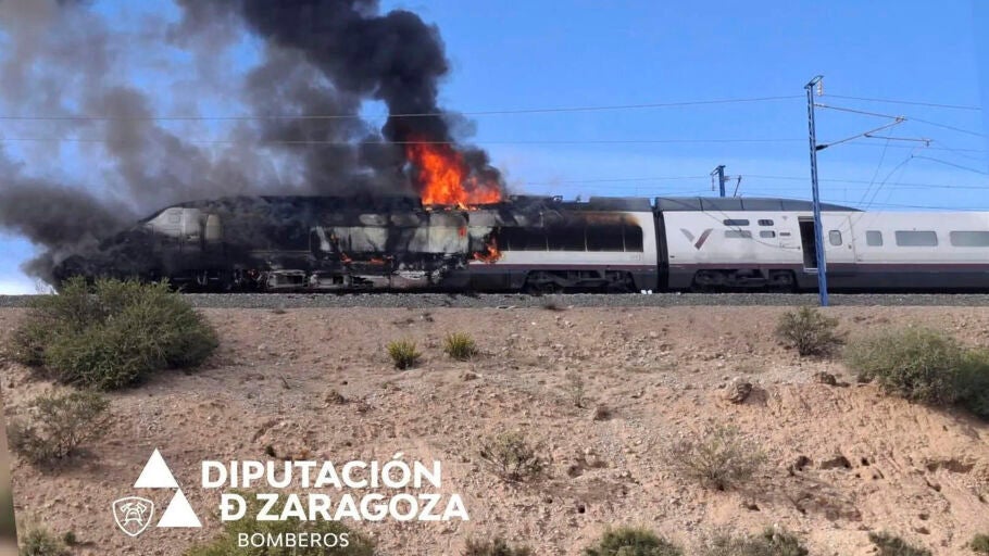 El incendio de la locomotora de un tren AVE a la altura de Ricla (Zaragoza) con destino Figueras (Girona) ha obligado a cortar la l&iacute;nea de alta velocidad en ambos sentidos y a desalojar a los 380 pasajeros que viajaban en el convoy.