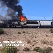 El incendio de la locomotora de un tren AVE a la altura de Ricla (Zaragoza) con destino Figueras (Girona) ha obligado a cortar la línea de alta velocidad en ambos sentidos y a desalojar a los 380 pasajeros que viajaban en el convoy. El incendio de la locomotora de un tren AVE a la altura de Ricla (Zaragoza) con destino Figueras (Girona) ha obligado a cortar la línea de alta velocidad en ambos sentidos y a desalojar a los 380 pasajeros que viajaban en el convoy.