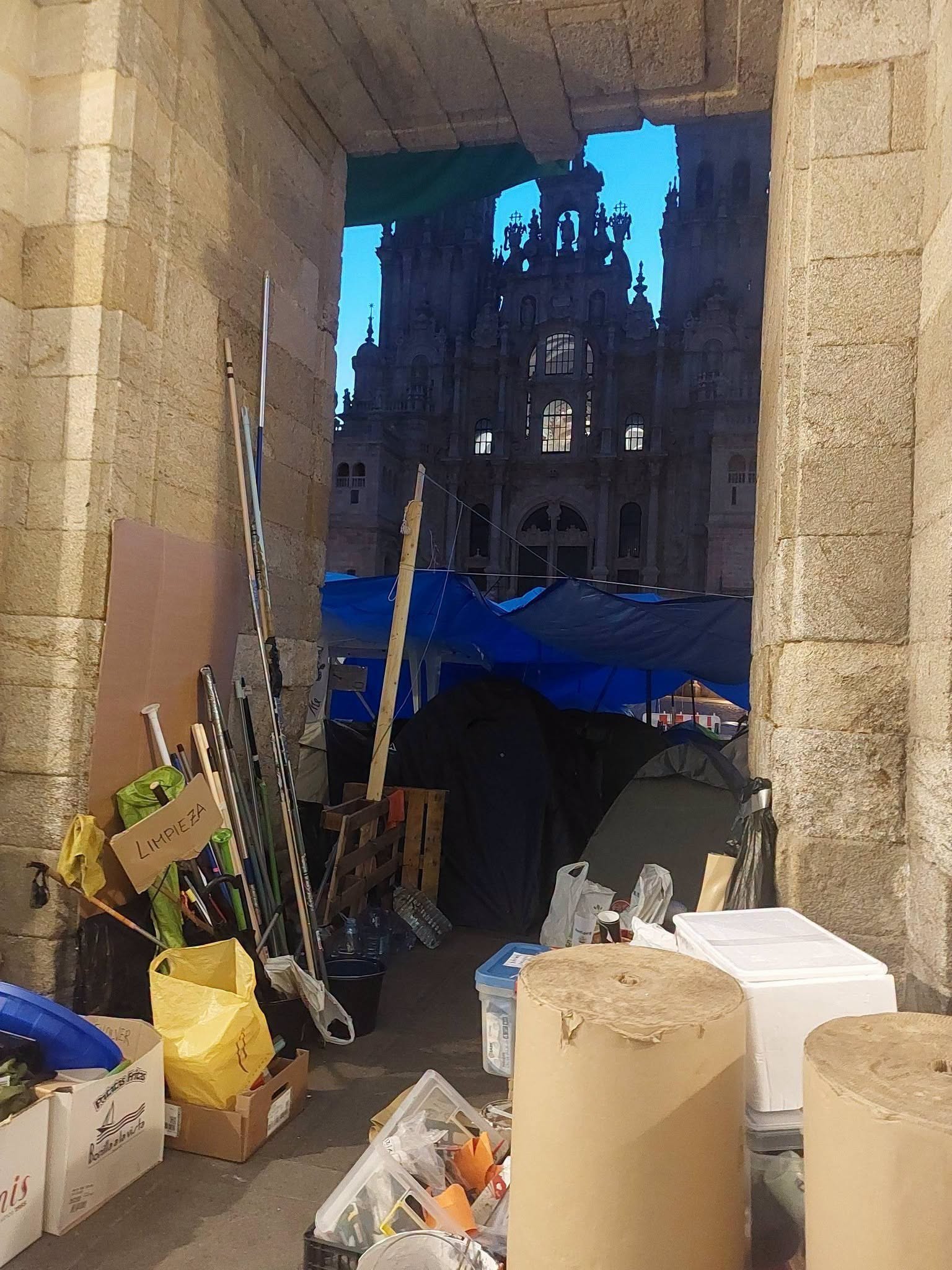 El gobierno de Santiago defiende la "reivindicación legitima" de los acampados en el Obradoiro donde "respetan en el lugar en el que están" mientras el PP alerta de los "riesgos en el Patrimonio" El gobierno de Santiago defiende la "reivindicación legitima" de los acampados en el Obradoiro donde "respetan en el lugar en el que están" mientras el PP alerta de los "riesgos en el Patrimonio"