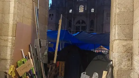El gobierno de Santiago defiende la "reivindicación legitima" de los acampados en el Obradoiro donde "respetan en el lugar en el que están" mientras el PP alerta de los "riesgos en el Patrimonio" El gobierno de Santiago defiende la "reivindicación legitima" de los acampados en el Obradoiro donde "respetan en el lugar en el que están" mientras el PP alerta de los "riesgos en el Patrimonio"