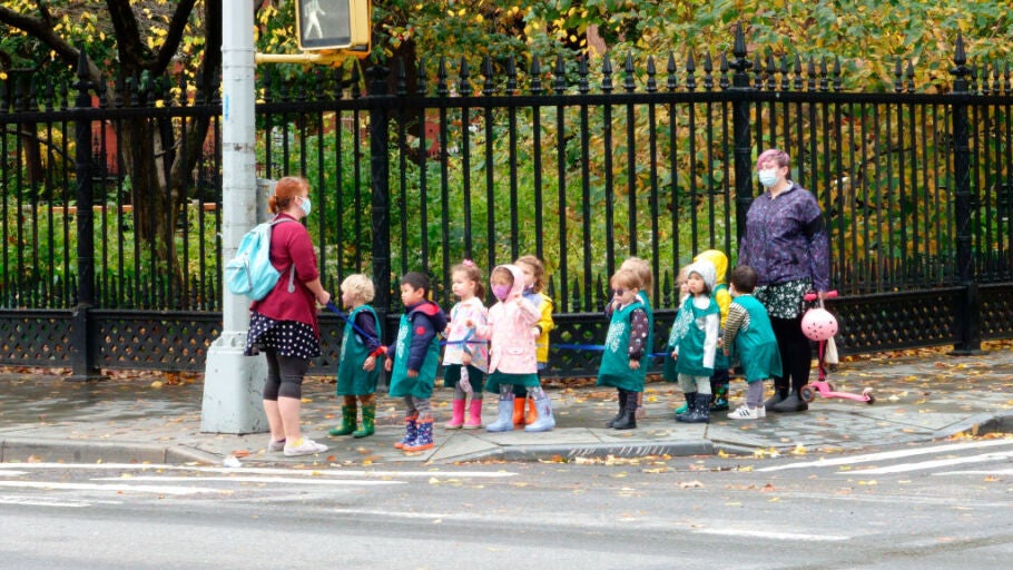 Ni&ntilde;os esperando para cruzar en un paso de cebra de Nueva York