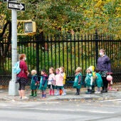 Niños esperando para cruzar en un paso de cebra de Nueva York