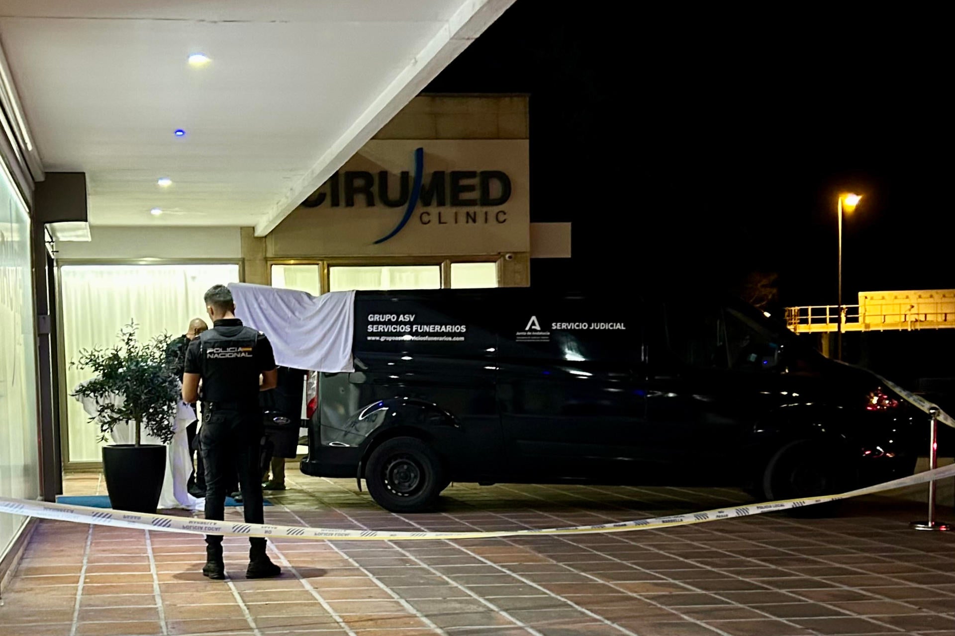 Una fallida operación de aumento de glúteos, el móvil tras el asesinato a tiros de un cirujano en Marbella Una fallida operación de aumento de glúteos, el móvil tras el asesinato a tiros de un cirujano en Marbella