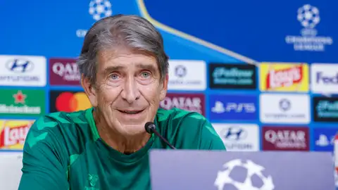 El entrenador del Betis Manuel Pellegrini durante la rueda de prensa tras el entrenamiento del equipo, este martes, en Sevilla, previo al partido que el Betis y Oporto portugués juegan este miércoles en La Cartuja la segunda jornada de la Liga de Campeones. El entrenador del Betis Manuel Pellegrini durante la rueda de prensa tras el entrenamiento del equipo, este martes, en Sevilla, previo al partido que el Betis y Oporto portugués juegan este miércoles en La Cartuja la segunda jornada de la Liga de Campeones.