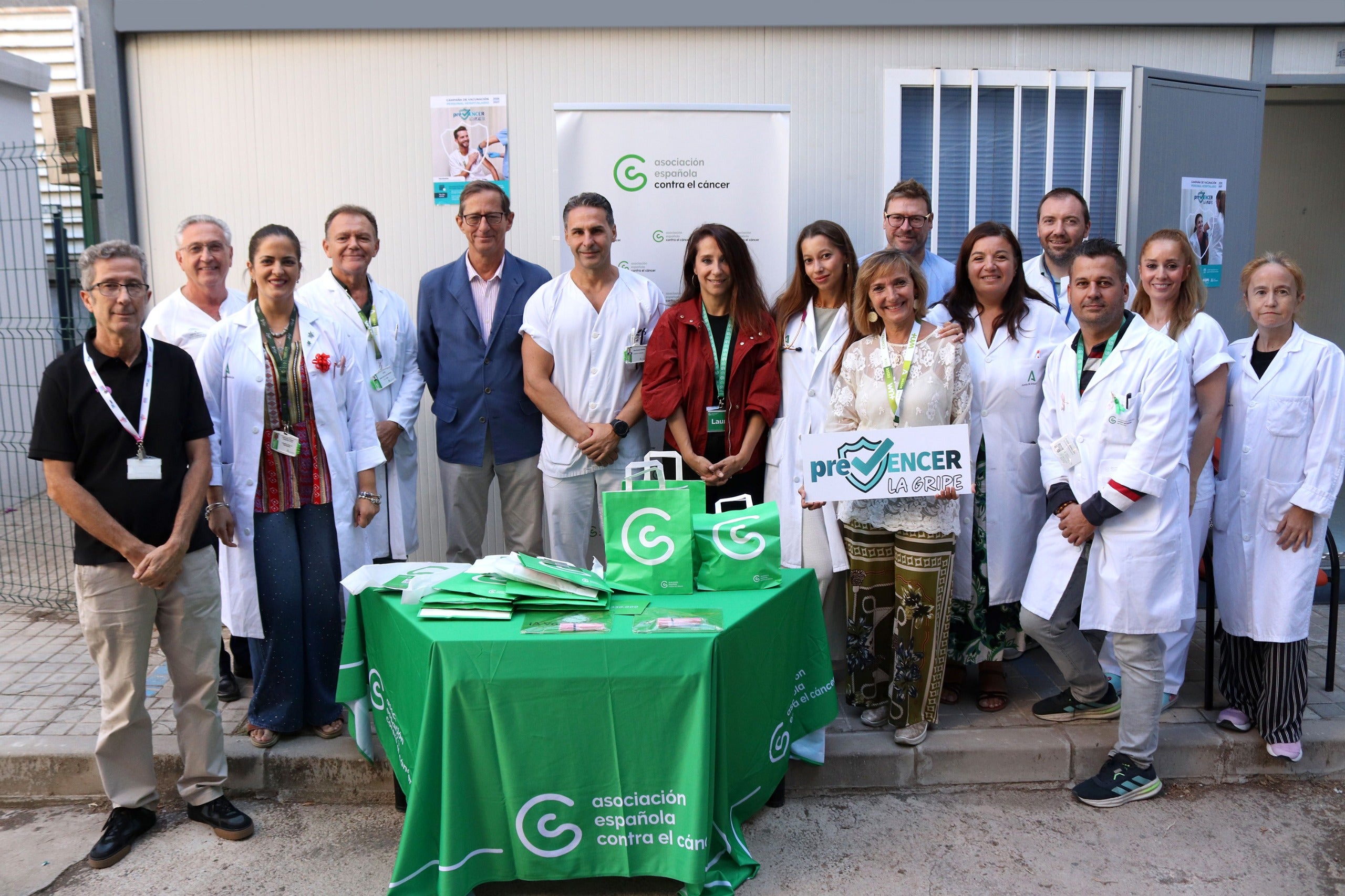 La Asociación Española Contra el Cáncer y el Hospital Universitario Virgen Macarena se unen para la campaña de vacunación La Asociación Española Contra el Cáncer y el Hospital Universitario Virgen Macarena se unen para la campaña de vacunación