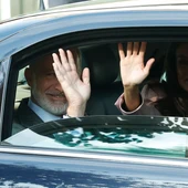 El rey Felipe VI (i) y la reina Letizia (d) se despiden desde el coche oficial a su marcha de Ceuta/ EFE/Chema Moya El rey Felipe VI (i) y la reina Letizia (d) se despiden desde el coche oficial a su marcha de Ceuta/ EFE/Chema Moya
