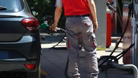 Una persona reposta gasolina en un coche, en una imagen de archivo. Una persona reposta gasolina en un coche, en una imagen de archivo.