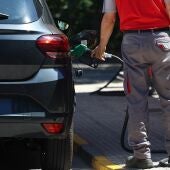 Una persona reposta gasolina en un coche, en una imagen de archivo.