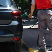 Una persona reposta gasolina en un coche, en una imagen de archivo. Una persona reposta gasolina en un coche, en una imagen de archivo.
