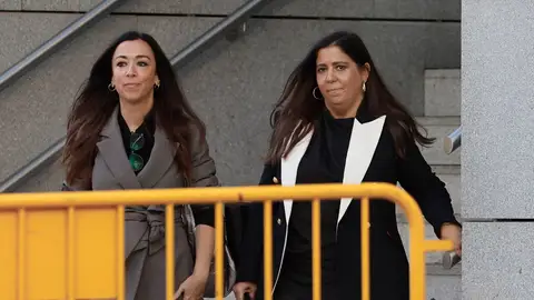 La jueza Beatriz Biedma (d), que procesó al hermano de Pedro Sánchez, sale de la Audiencia Nacional el pasado día 8. La jueza Beatriz Biedma (d), que procesó al hermano de Pedro Sánchez, sale de la Audiencia Nacional el pasado día 8. EFE/ Mariscal