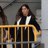 La jueza Beatriz Biedma (d), que procesó al hermano de Pedro Sánchez, sale de la Audiencia Nacional el pasado día 8. EFE/ Mariscal