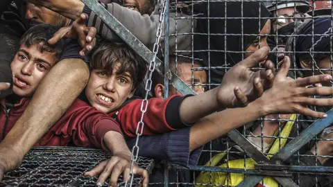 Audio: Diana Rodríguez Pretel / Imagen: Mahmoud Issa - Niños y jóvenes palestinos esperando a recibir comida en Gaza Las ONG denuncian que el hambre en el mundo depende de la voluntad política porque hay alimentos suficientes para toda la Humanidad