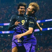 Lamine Yamal y Fermín celebran uno de los goles de la victoria del Barça ante el Galatasaray