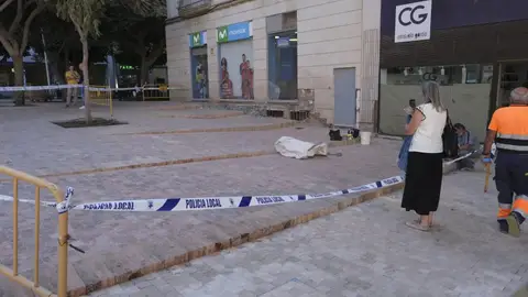Precintan la nueva escalera de la plaza del Educador tras varias caídas de peatones Precintan la nueva escalera de la plaza del Educador tras varias caídas de peatones