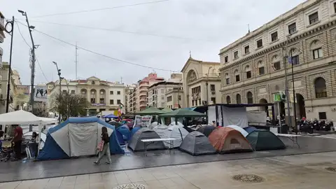 Acampada en la Plaza de la Montañeta Acampada en la Plaza de la Montañeta