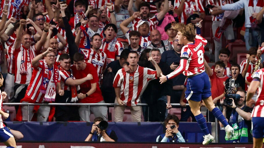 El centrocampista del Atl&eacute;tico de Madrid Pablo Barrios celebra su gol durante el encuentro correspondiente a la Liga de Campeones que disputaron Atl&eacute;tico de Madrid y Manchester United en el estadio Metropolitano, en Madrid.