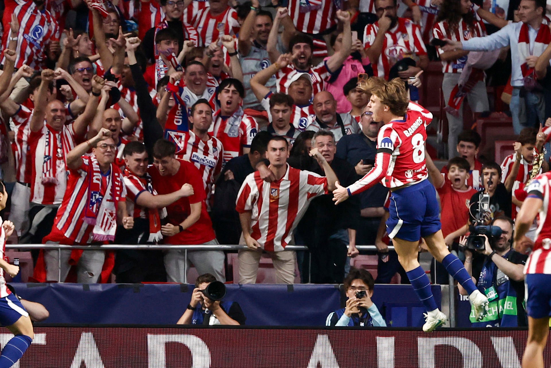 El centrocampista del Atlético de Madrid Pablo Barrios celebra su gol durante el encuentro correspondiente a la Liga de Campeones que disputaron Atlético de Madrid y Manchester United en el estadio Metropolitano, en Madrid. El centrocampista del Atlético de Madrid Pablo Barrios celebra su gol durante el encuentro correspondiente a la Liga de Campeones que disputaron Atlético de Madrid y Manchester United en el estadio Metropolitano, en Madrid.