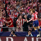 El centrocampista del Atlético de Madrid Pablo Barrios celebra su gol durante el encuentro correspondiente a la Liga de Campeones que disputaron Atlético de Madrid y Manchester United en el estadio Metropolitano, en Madrid.