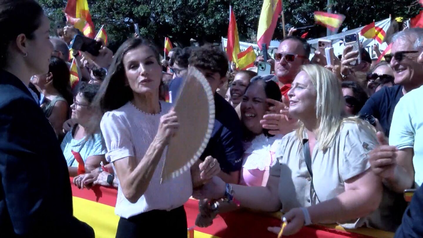 La espont&aacute;nea reacci&oacute;n de la reina Letizia al recibir un abanico de una ciudadana en Melilla 