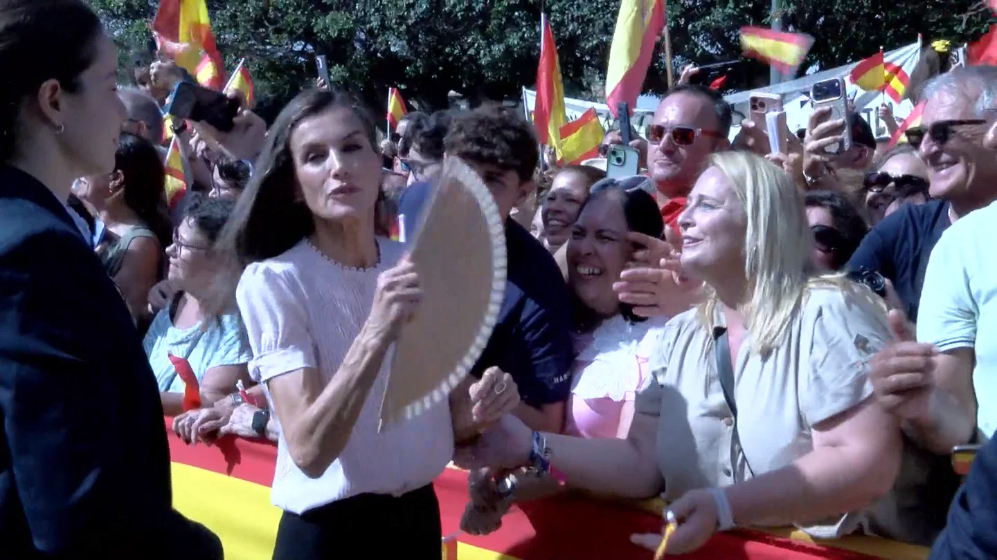 La espontánea reacción de la reina Letizia al recibir un abanico de una ciudadana en Melilla La espontánea reacción de la reina Letizia al recibir un abanico de una ciudadana en Melilla