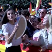 La espontánea reacción de la reina Letizia al recibir un abanico de una ciudadana en Melilla 