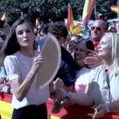La espontánea reacción de la reina Letizia al recibir un abanico de una ciudadana en Melilla La espontánea reacción de la reina Letizia al recibir un abanico de una ciudadana en Melilla
