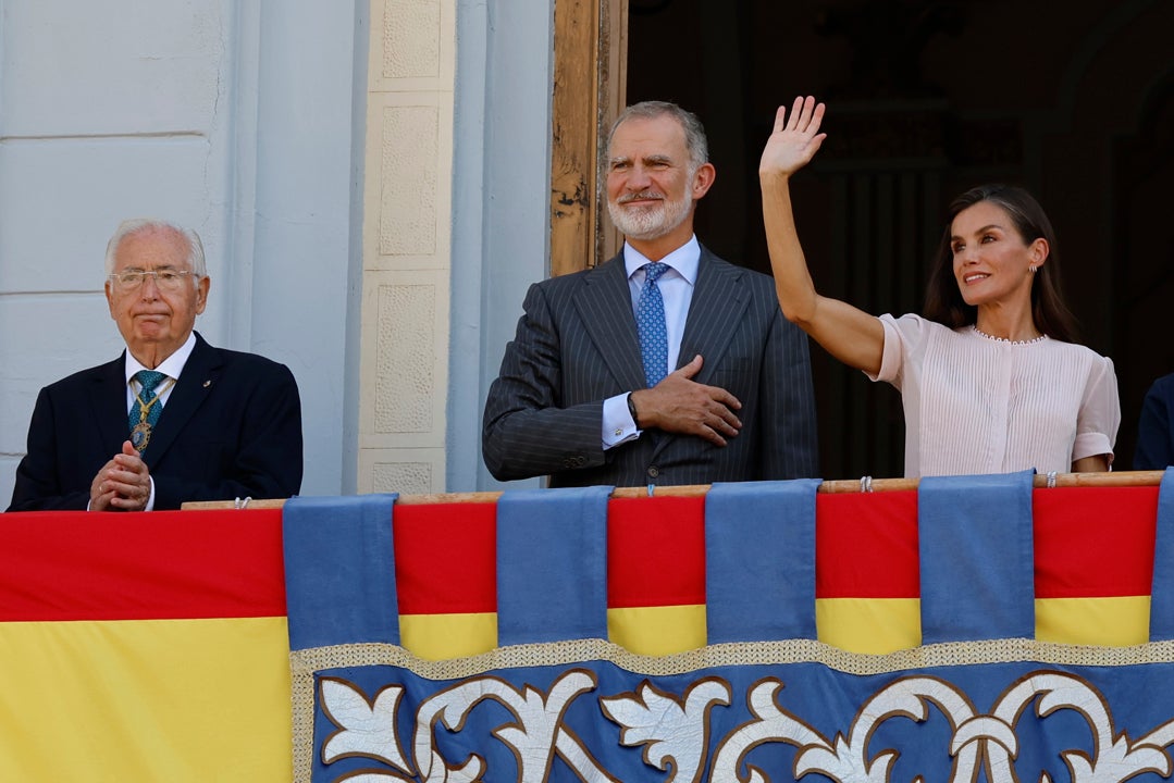 Última hora de la visita de los reyes a Melilla, en directo: Felipe VI y Letizia, recibidos por cientos de melillenses al grito de "España, España" Última hora de la visita de los reyes a Melilla, en directo: Felipe VI y Letizia, recibidos por cientos de melillenses al grito de "España, España"