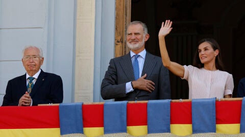 Los reyes saludan a los ciudadanos de Melilla desde el balcón de la Asamblea acompañados por el presidente de la Ciudad Autónoma, Juan José Imbroda/ EFE/Mariscal Los reyes saludan a los ciudadanos de Melilla desde el balcón de la Asamblea acompañados por el presidente de la Ciudad Autónoma, Juan José Imbroda/ EFE/Mariscal