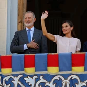 Los reyes saludan a los ciudadanos de Melilla desde el balcón de la Asamblea acompañados por el presidente de la Ciudad Autónoma, Juan José Imbroda/ EFE/Mariscal Los reyes saludan a los ciudadanos de Melilla desde el balcón de la Asamblea acompañados por el presidente de la Ciudad Autónoma, Juan José Imbroda/ EFE/Mariscal