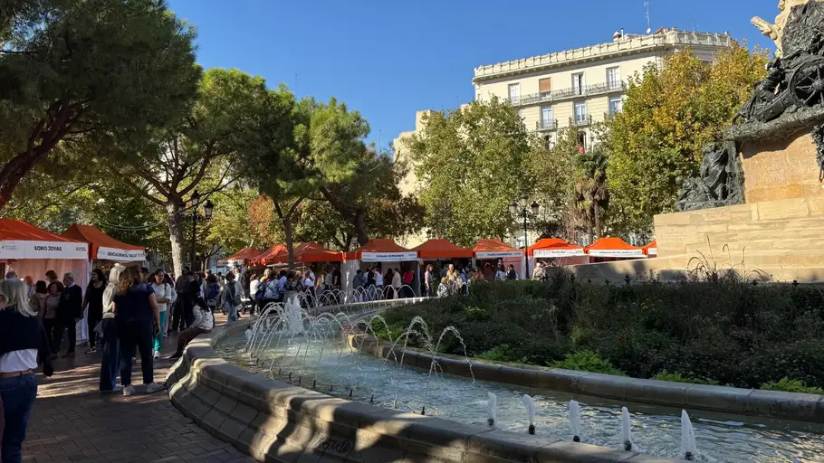 Plaza de los Sitios de Zaragoza con la Muestra de Artesanía Plaza de los Sitios de Zaragoza con la Muestra de Artesanía