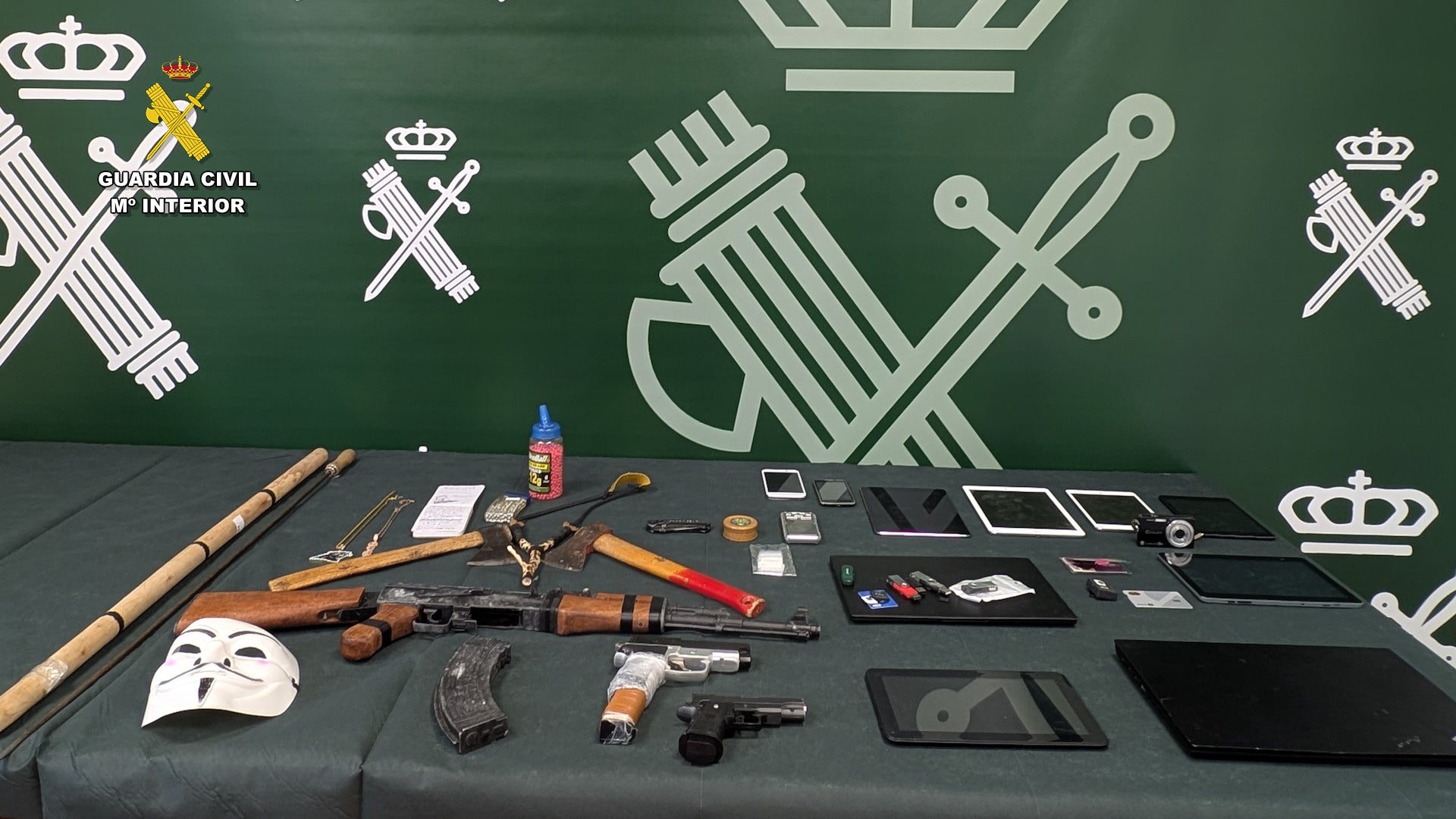 Cinco detenidos en Vitoria vinculados al grupo violento juvenil '015' Cinco detenidos en Vitoria vinculados al grupo violento juvenil '015'