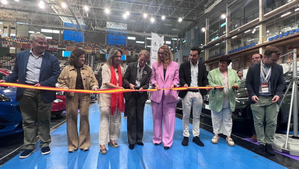 Corte de cinta durante la inauguración del Salón del Automóvil de Guadalajara