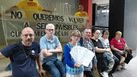 Concentración a las puertas del edificio de la Generalitat en la Rambla antes de entregar las firmas Concentración a las puertas del edificio de la Generalitat en la Rambla antes de entregar las firmas