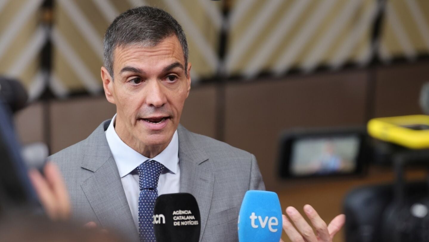 Imagen de Pedro S&aacute;nchez en Bruselas atendiendo a la prensa