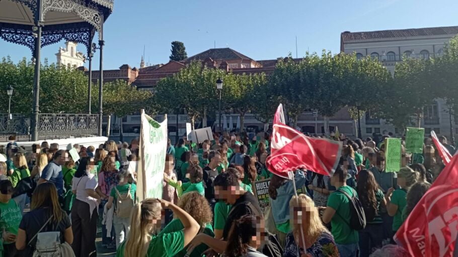 Gente concentrada en la Plaza de Cervantes por una educaci&oacute;n p&uacute;blica de calidad