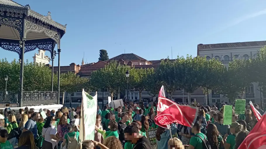 Docentes, estudiantes y sindicatos reclaman en Alcalá de Henares mayor inversión en la Educación Pública Gente concentrada en la Plaza de Cervantes por una educación pública de calidad