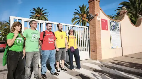 Representantes del STEPV, CCOO y UGT frente a la Conselleria de Educación. Representantes del STEPV, CCOO y UGT frente a la Conselleria de Educación.