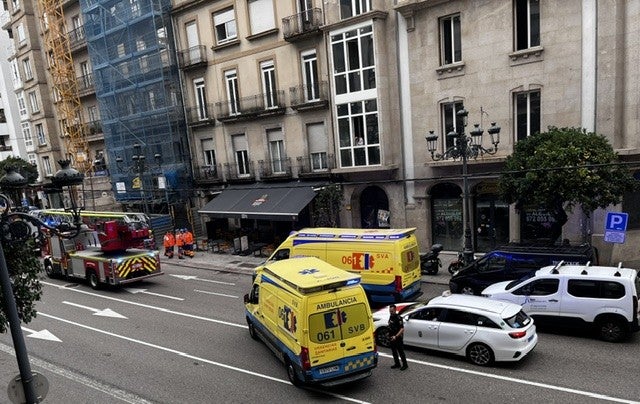 Dos heridos en un accidente laboral en la calle García Barbón Dos heridos en un accidente laboral en la calle García Barbón
