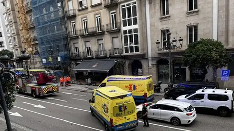 Dos heridos en un accidente laboral en la calle García Barbón Dos heridos en un accidente laboral en la calle García Barbón