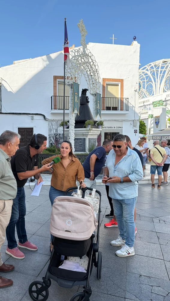 Una madre emocionada llega a la parroquia para presentar su bebé de cuatro días a la Vírgen del Rocío. Una madre emocionada llega a la parroquia para presentar su bebé de cuatro días a la Vírgen del Rocío.