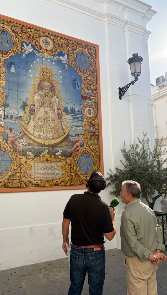 Gran azulejo situado junto a una de las puertas de la salida de la parroquia almonteña.