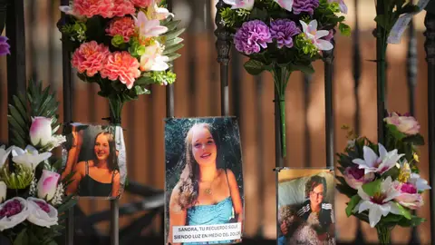 Fotografías de Sandra Peña en el altar situado en la casa de su familia Fotografías de Sandra Peña en el altar situado en la casa de su familia