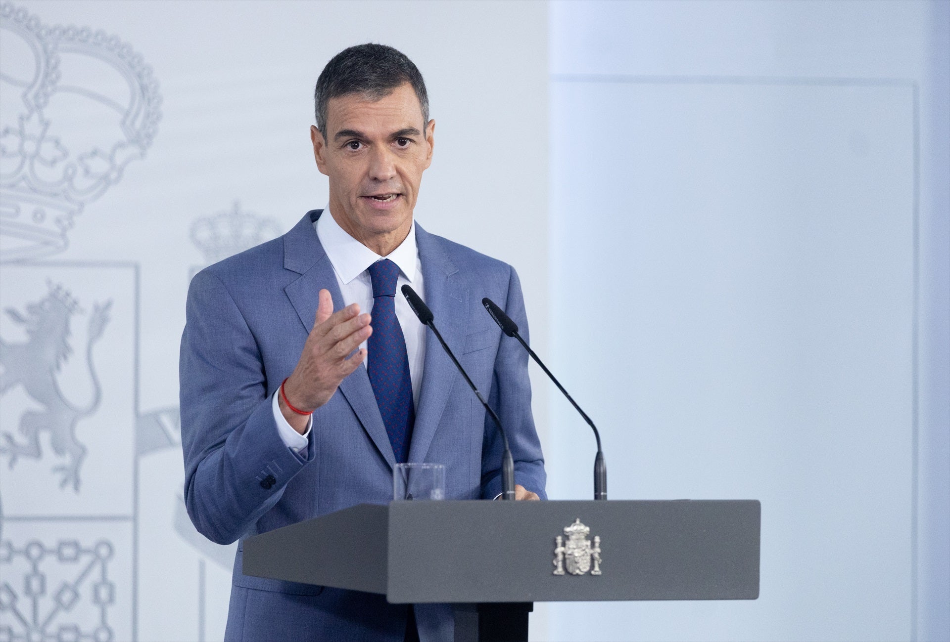 La Junta Electoral abre expediente sancionador a Sánchez por hacer campaña desde Moncloa y ordena retirar el vídeo La Junta Electoral abre expediente sancionador a Sánchez por hacer campaña desde Moncloa y ordena retirar el vídeo