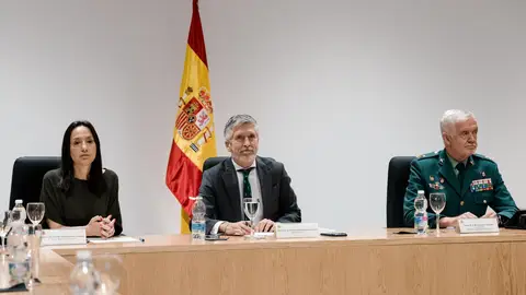 De izquierda a derecha, la directora general de la Guardia Civil, Mercedes González; el ministro del Interior, Fernando Grande-Marlaska, y el DAO de la Guardia Civil, Manuel Llamas, durante una rueda de prensa. De izquierda a derecha, la directora general de la Guardia Civil, Mercedes González; el ministro del Interior, Fernando Grande-Marlaska, y el DAO de la Guardia Civil, Manuel Llamas, durante una rueda de prensa.